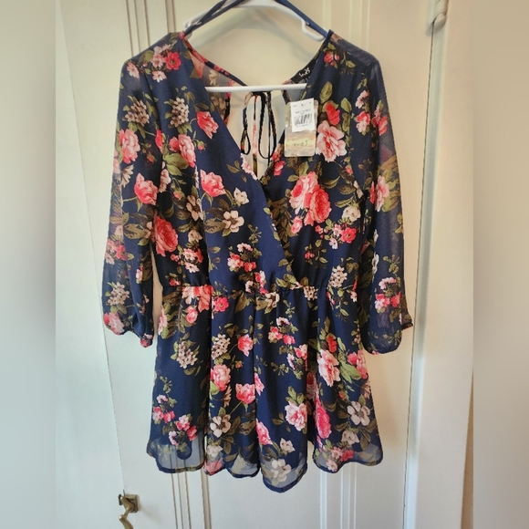 LOVE J Floral Shorts Romper Sz Small NWT - Picture 1 of 6